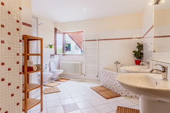 Koupelna - Pronájem domu 286 m², Praha 4 - Libuš