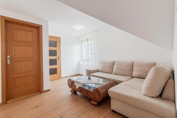 Vstupní hala v podkroví - Pronájem domu 286 m², Praha 4 - Libuš