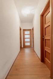 Chodba (patro) - Pronájem domu 286 m², Praha 4 - Libuš