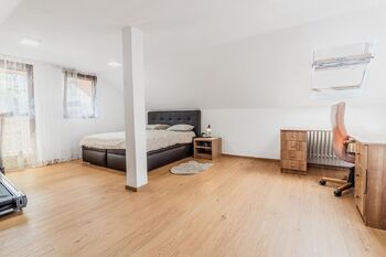 Velký pokoj s pracovním koutem - Pronájem domu 286 m², Praha 4 - Libuš