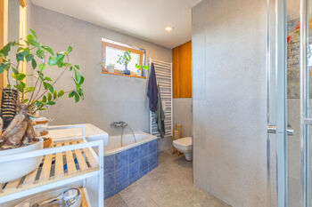 Koupelna s vanou - Prodej bytu 3+kk v osobním vlastnictví 85 m², Praha 10 - Vršovice