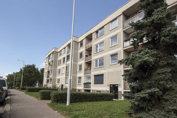 pohled na dům z ulice - Pronájem bytu 4+1 v osobním vlastnictví 88 m², Praha 4 - Modřany