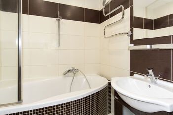 koupelna - Pronájem bytu 4+1 v osobním vlastnictví 88 m², Praha 4 - Modřany