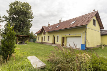 pohled od brány - Prodej domu 125 m², Louňovice
