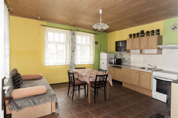 pokoj s kuchyní v přízemí - Prodej domu 125 m², Louňovice