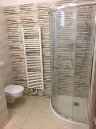 Koupelna s vanou, sprchou a WC  - Pronájem bytu 2+kk v osobním vlastnictví 64 m², Praha 9 - Klánovice