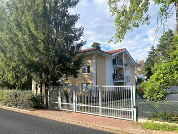 POhled na bytový dům - Pronájem bytu 2+kk v osobním vlastnictví 64 m², Praha 9 - Klánovice
