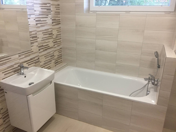Koupelna s vanou, sprchou a WC  - Pronájem bytu 2+kk v osobním vlastnictví 64 m², Praha 9 - Klánovice