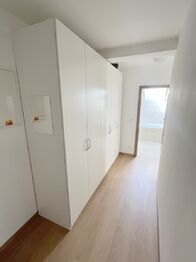 Chodba se zabudovanou šatní skříní - Pronájem bytu 2+kk v osobním vlastnictví 64 m², Praha 9 - Klánovice