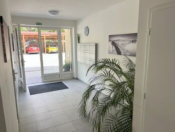 Chodba se vstupem do domu - Pronájem bytu 2+kk v osobním vlastnictví 64 m², Praha 9 - Klánovice