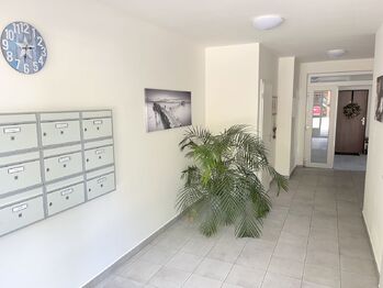 Chodba se vstupem do domu - Pronájem bytu 2+kk v osobním vlastnictví 64 m², Praha 9 - Klánovice