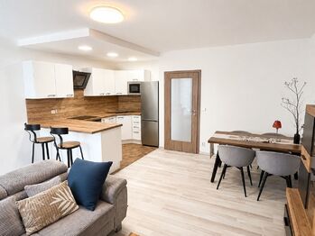 Obývací místnost s kuchyní - Pronájem bytu 2+kk v osobním vlastnictví 64 m², Praha 9 - Klánovice