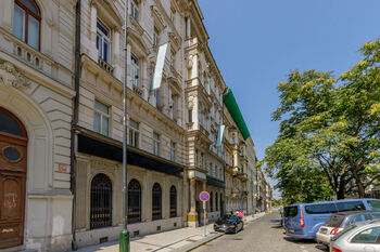 ulice před budovou - Pronájem kancelářských prostor 315 m², Praha 1 - Nové Město