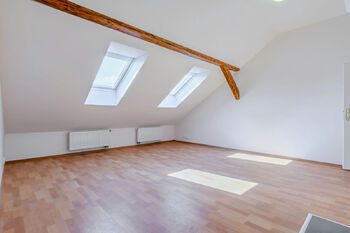 Obývací pokoj s kuch. koutem  - Prodej bytu 1+kk v osobním vlastnictví 37 m², Praha 6 - Dejvice