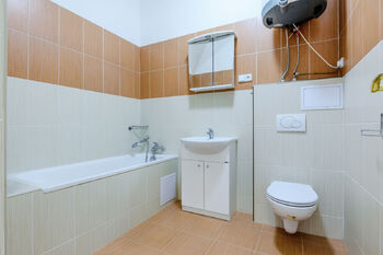 Koupelna s WC - Prodej bytu 1+kk v osobním vlastnictví 37 m², Praha 6 - Dejvice