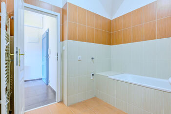 Koupelna s WC - Prodej bytu 1+kk v osobním vlastnictví 37 m², Praha 6 - Dejvice