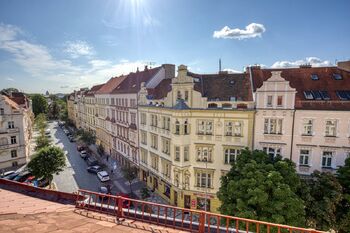 Pohled z bytu na ulici Pod kaštany - Prodej bytu 1+kk v osobním vlastnictví 37 m², Praha 6 - Dejvice