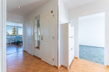 předsíň s botníkem - Pronájem bytu 3+kk v osobním vlastnictví 80 m², Unhošť