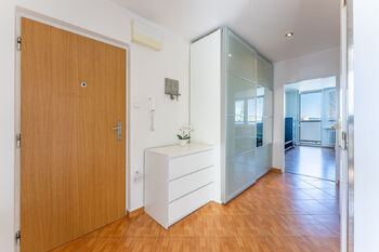 předsíň s vestavěnou skříní - Pronájem bytu 3+kk v osobním vlastnictví 80 m², Unhošť