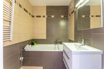 prostorná koupelna - Pronájem bytu 3+kk v osobním vlastnictví 80 m², Unhošť
