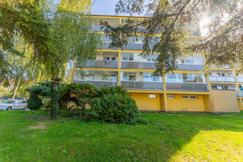 zateplený dům obklopený zelení - Pronájem bytu 3+kk v osobním vlastnictví 80 m², Unhošť