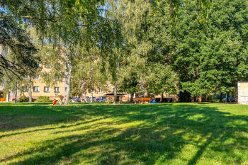 dětské hřiště v zeleni - Pronájem bytu 3+kk v osobním vlastnictví 80 m², Unhošť