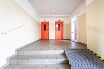 chodba domu - Prodej bytu 1+kk v osobním vlastnictví 39 m², Praha 9 - Letňany