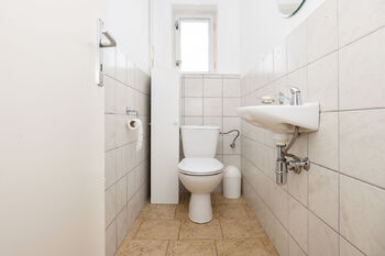 WC 1. patro - Prodej domu 220 m², Sezemice