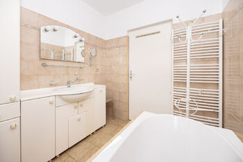 koupelna 1.parto - Prodej domu 220 m², Sezemice