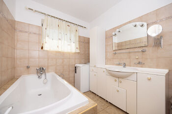 koupelna 1. patro - Prodej domu 220 m², Sezemice