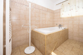 koupelna 1. patro - Prodej domu 220 m², Sezemice