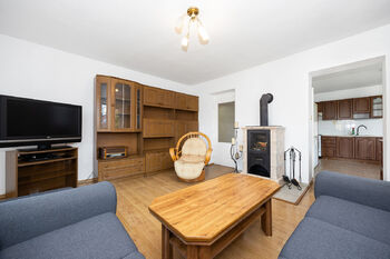 obývací pokoj v 1. patře - Prodej domu 220 m², Sezemice