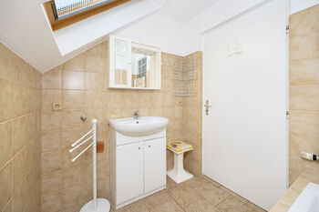 koupelna v 2. patře - Prodej domu 220 m², Sezemice
