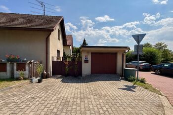 vchod z ulice - Prodej domu 108 m², Praha 10 - Kolovraty