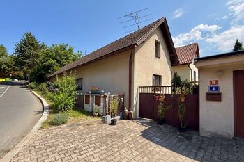 vchod z ulice - Prodej domu 108 m², Praha 10 - Kolovraty