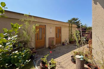 dvorek - Prodej domu 108 m², Praha 10 - Kolovraty