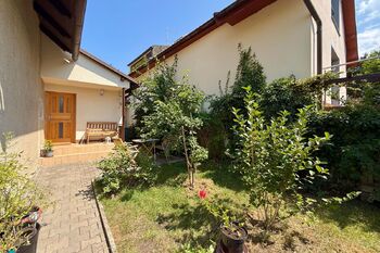 dvorek - Prodej domu 108 m², Praha 10 - Kolovraty