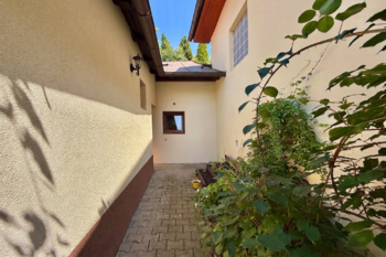 dvorek - Prodej domu 108 m², Praha 10 - Kolovraty