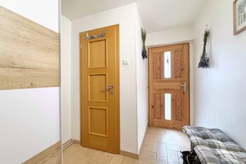 chodba - Prodej domu 108 m², Praha 10 - Kolovraty