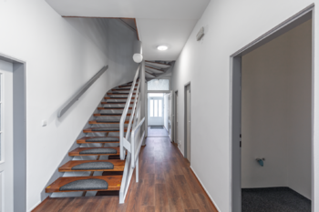schodiště do druhého podlaží - Prodej kancelářských prostor 450 m², Litvínov