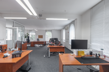 jedna část prosklených a klimatizovaných kanceláří - Prodej kancelářských prostor 450 m², Litvínov