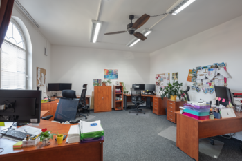 jedna z kanceláří v přízemí budovy - Prodej kancelářských prostor 450 m², Litvínov