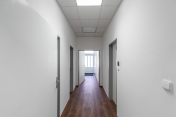 další prostory se vstupem na parkoviště za domem - Prodej kancelářských prostor 450 m², Litvínov