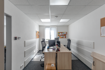 další z kanceláří 1. podlaží - Prodej kancelářských prostor 450 m², Litvínov