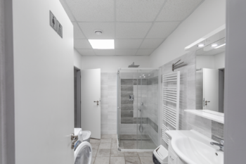 koupelna s wc - Prodej kancelářských prostor 450 m², Litvínov