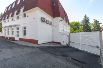 vjezd na parkoviště je zabezpečen - Prodej kancelářských prostor 450 m², Litvínov