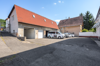 Jedna samostatná garáž a 5 společných - Prodej kancelářských prostor 450 m², Litvínov