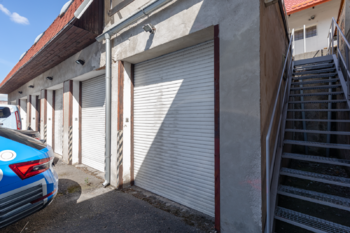 po schodišti vystoupáme do archivu o ploše 116 m2 - Prodej kancelářských prostor 450 m², Litvínov