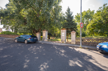 naproti je park podél kterého lze pohodlně parkovat - Prodej kancelářských prostor 450 m², Litvínov