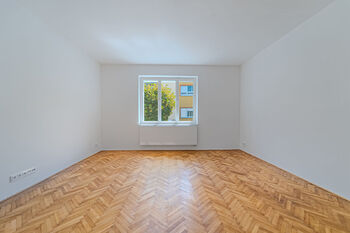 Obývací pokoj - Prodej bytu 2+1 v osobním vlastnictví 76 m², Slaný